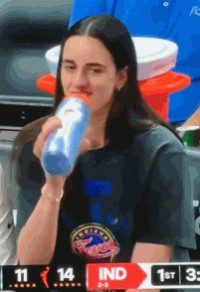 美丽！狂热VS太阳比赛期间 镜头数次给到因大腿拉伤休战的克拉克