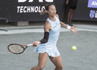 郑钦文带伤作战0-2亚历山德罗娃无缘四强 生涯3次交手全败