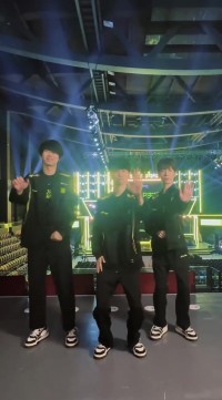 大主播和他的四个舞伴！NIP官抖发布赛后五人跳舞视频