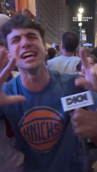 纽约球迷赛后相当激动 一球迷大喊：再赢两场 尼克斯TMD七场拿下