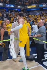 传承🔥哈利伯顿赛后和球队前主控乔治-希尔拥抱致意