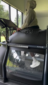 漫漫长路🦿利拉德在保护下进行恢复训练 此前遭遇跟腱撕裂