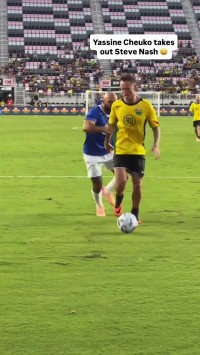 😂200斤的爆铲！梅西保镖被纳什抢断后铲倒对方，两人相视而笑