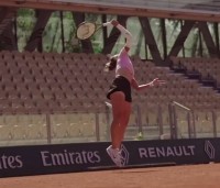 回到梦实现的地方！郑钦文抵达巴黎，奥运夺金后重返罗兰加洛斯