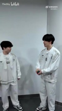 TheShy更新抖音 给Rookie变魔术：幻术吗？什么时候