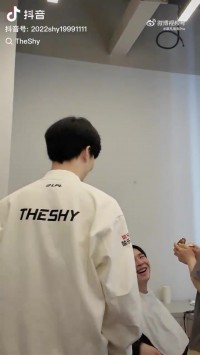 TheShy赛后更新视频分享与Zdz后台见面视频：又见面咯！