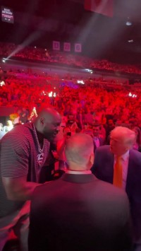 大鲨鱼🦈美国总统特朗普观赛UFC 奥尼尔穿过人群与其握手致意