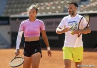 2人晋级3人出局！中国金花2连胜，郑钦文太狠了：一天一练都晒黑了